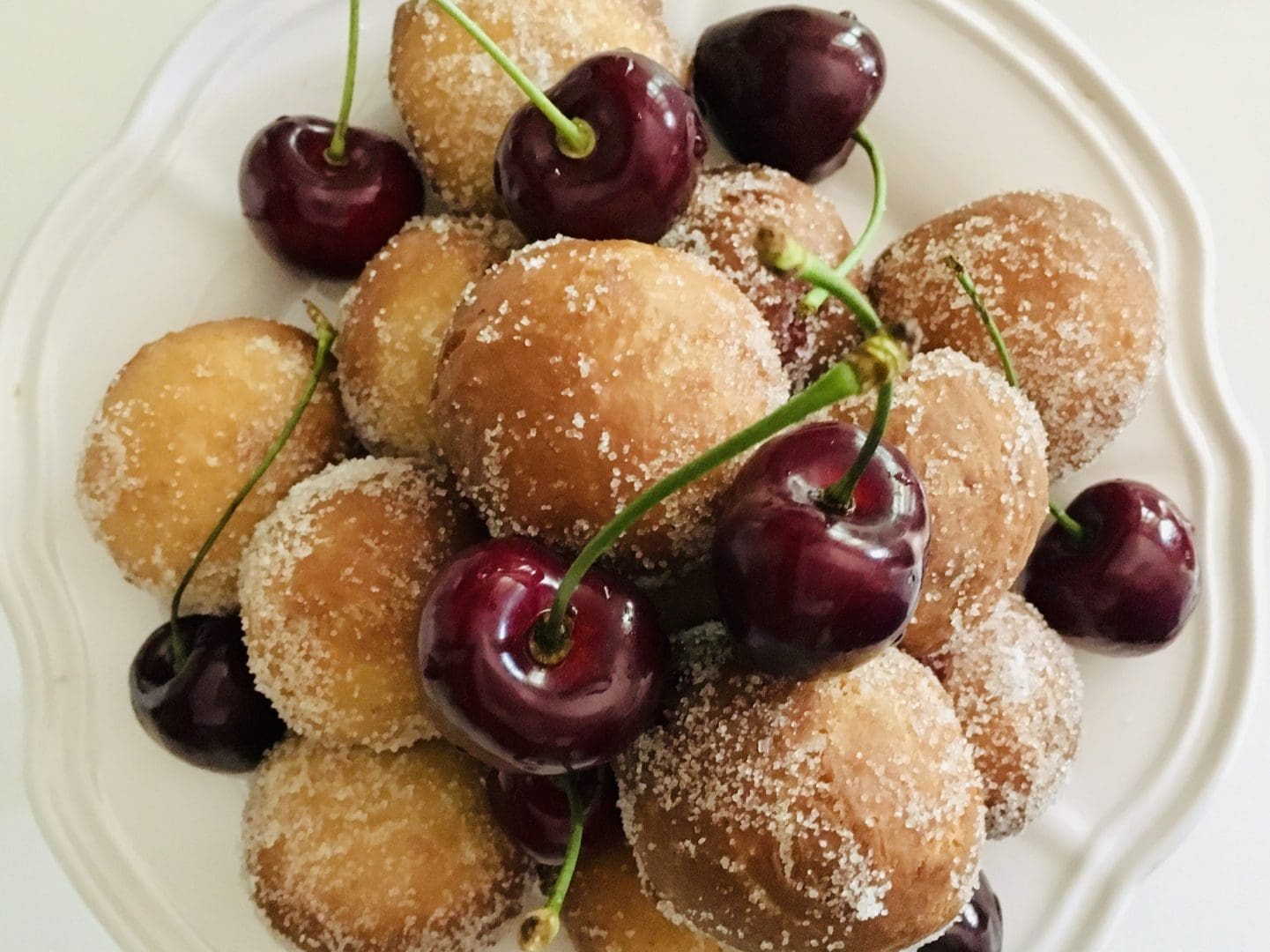 Morellboller innbakte moreller i søt gjærbakst